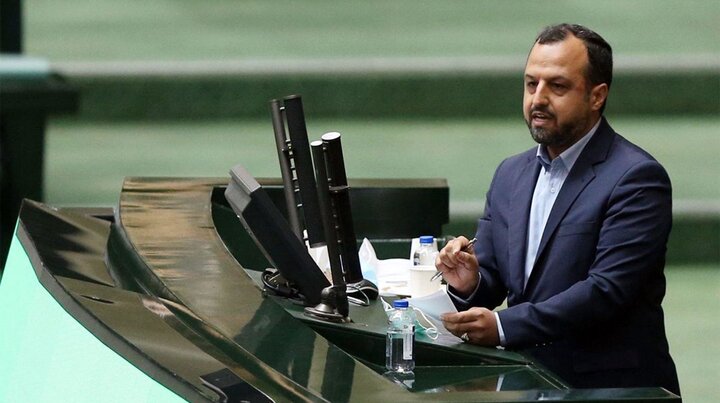 ایزدخواه از پاسخ وزیر اقتصاد درباره مالیات مضاعف بر بنگاه داری بانک ها قانع شد