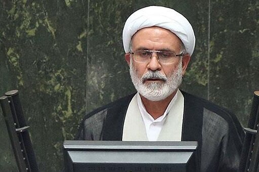 اولویت اول دولت باید سامان دهی گرانی ها و کمک به سفره مردم باشد