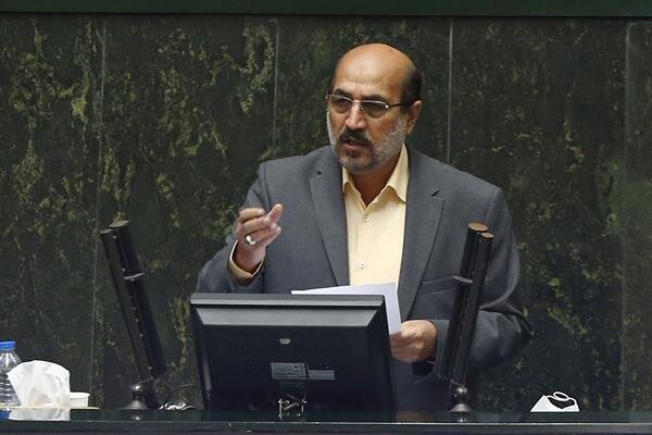 برخی از گروه‌های سیاسی در پشت صحنه از صنعت فولاد بهره‌ می‌برند