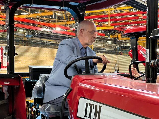 رئیس کمیسیون صنایع مجلس از تراکتورسازی تبریز بازدید کرد