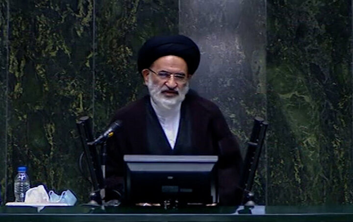 امروز فریب خوردگانی به سنگر عفاف و حجاب لگد می‌زنند