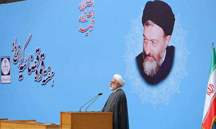 با کمک مجلس انقلابی قوانین متناسب با زمان و برای خدمت به مردم تدوین میکنیم