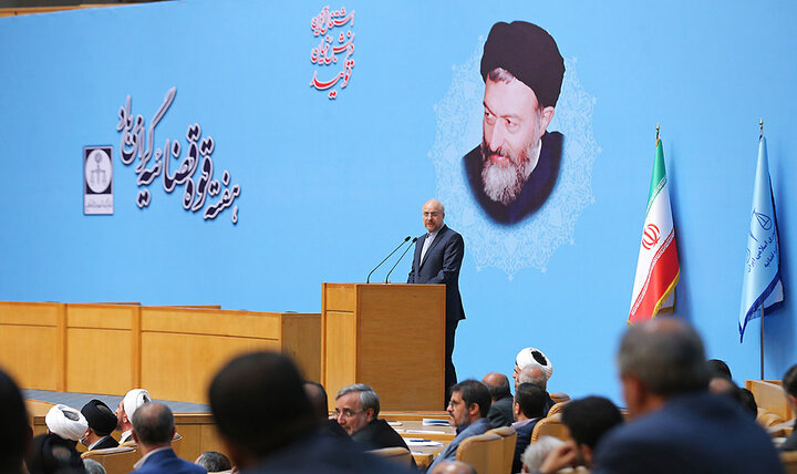 هر سه قوه بر این باور هستیم که خنثی‌سازی تحریم و رفع تحریم را توأمان دنبال کنیم