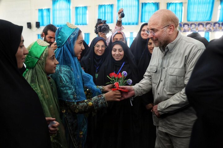 حدود یکسال است که مسائل دیشموک را از نزدیک دنبال می‌کنم