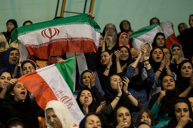 در برخی از ورزشگاه‌ها شرایط حتی برای حضور آقایان نیز فراهم نیست