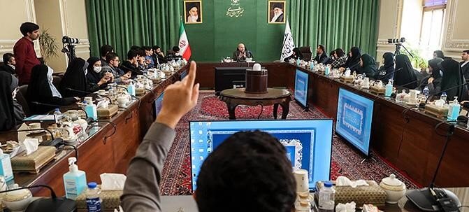 رئیس مجلس پای حرف‌های جمعی از دهه هشتادی‌ها نشست