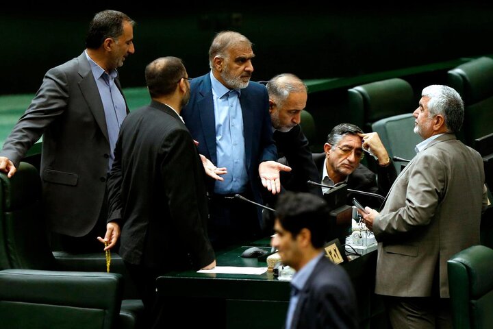 پزشکان تا پیش از پایان دوره تعهد خدمت اجازه دایر نمودن مطب و داروخانه را ندارند