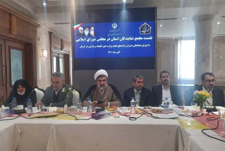 وصول مالیات از اصناف و کسبه نباید با فشار باشد