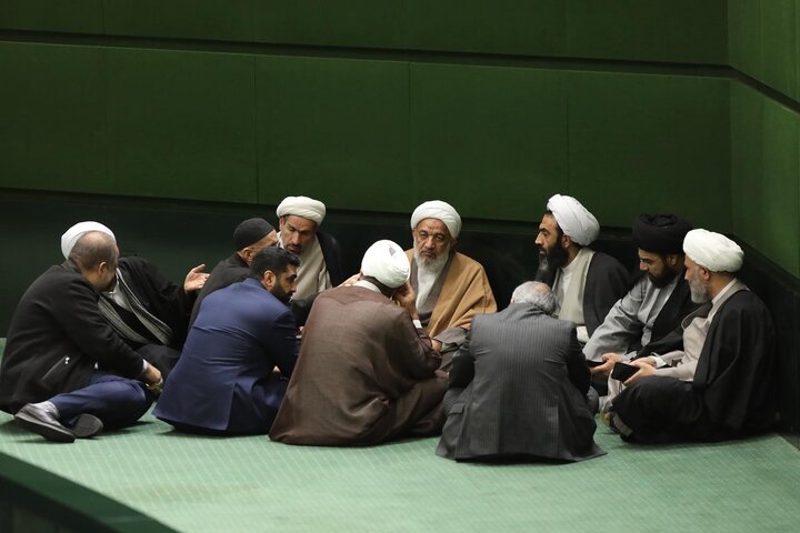 نشست غیرعلنی مجلس برای بررسی وضعیت بازار ارز با حضور رئیس کل بانک مرکزی