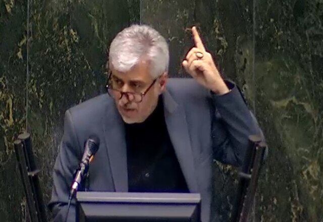 وزیر ورزش کارت زرد گرفت