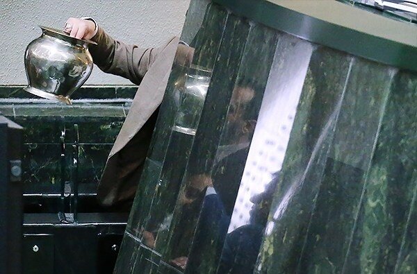 هر بند قانونی که در مجلس تصویب می‌شود ذینفعان خود را دارد