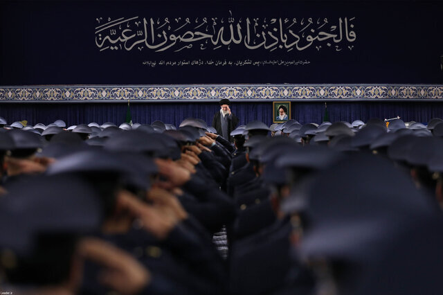 دیدار فرماندهان نیروی هوایی ارتش با رهبر انقلاب