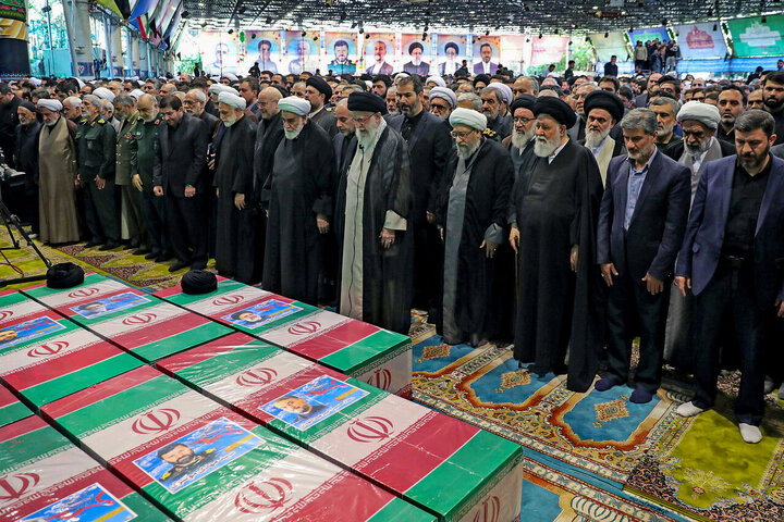 برگزاری مراسم تشییع پیکر آیت الله رییسی/ رهبر انقلاب بر پیکر شهدای خدمت نماز اقامه کردند 