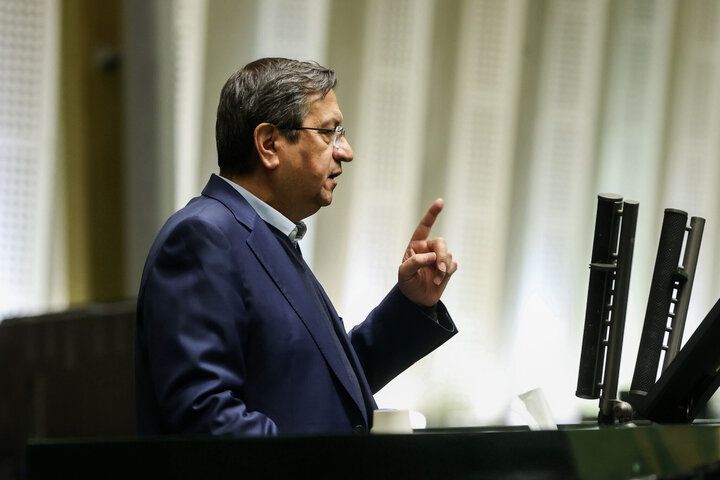 غضنفری: هر یک روز ماندن همتی در وزارت اقتصاد صدها میلیارد تومان خسارت به کشور است