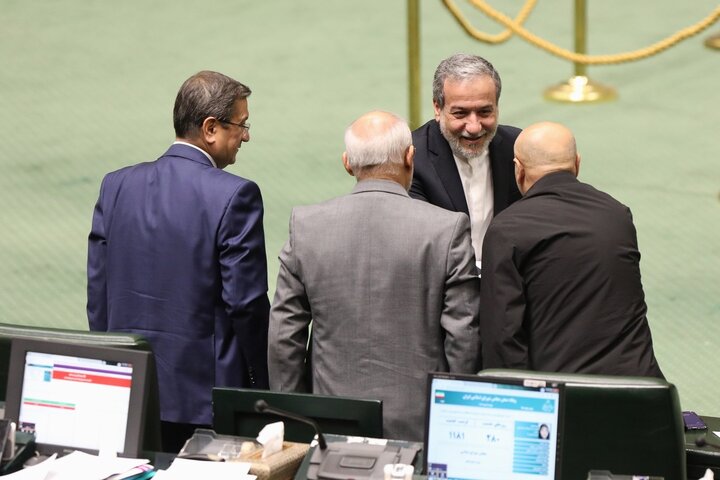 حضور در جلسه استیضاح وزیر امور اقتصادی و دارایی