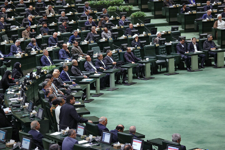 حضور در جلسه استیضاح وزیر امور اقتصادی و دارایی