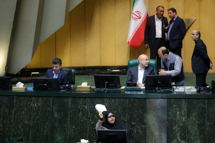 حضور در جلسه استیضاح وزیر امور اقتصادی و دارایی