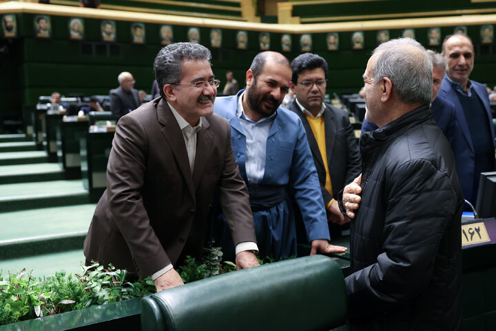 حضور در جلسه استیضاح وزیر امور اقتصادی و دارایی