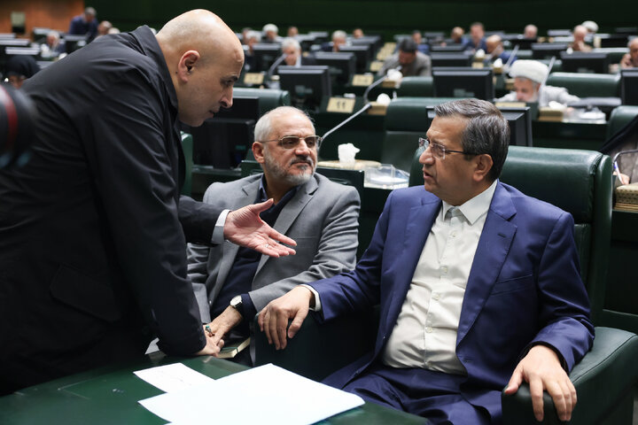 حضور در جلسه استیضاح وزیر امور اقتصادی و دارایی