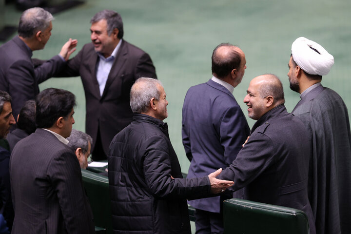 حضور در جلسه استیضاح وزیر امور اقتصادی و دارایی