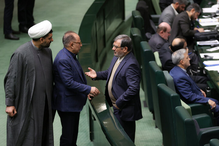 حضور در جلسه استیضاح وزیر امور اقتصادی و دارایی