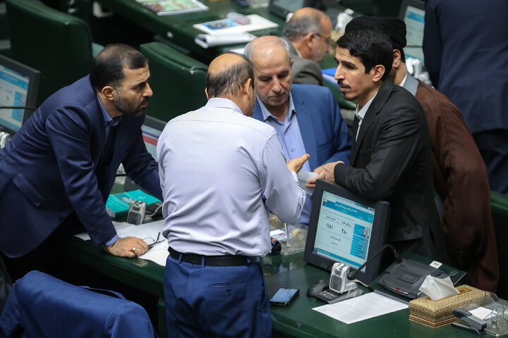 حضور در جلسه استیضاح وزیر امور اقتصادی و دارایی