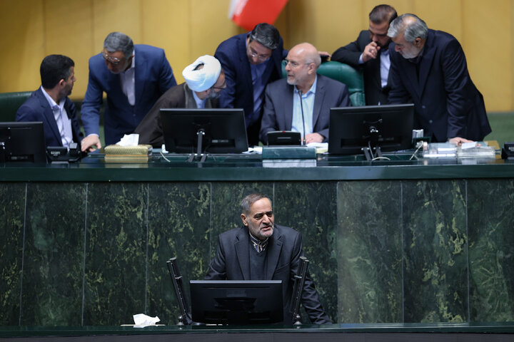 حضور در جلسه استیضاح وزیر امور اقتصادی و دارایی