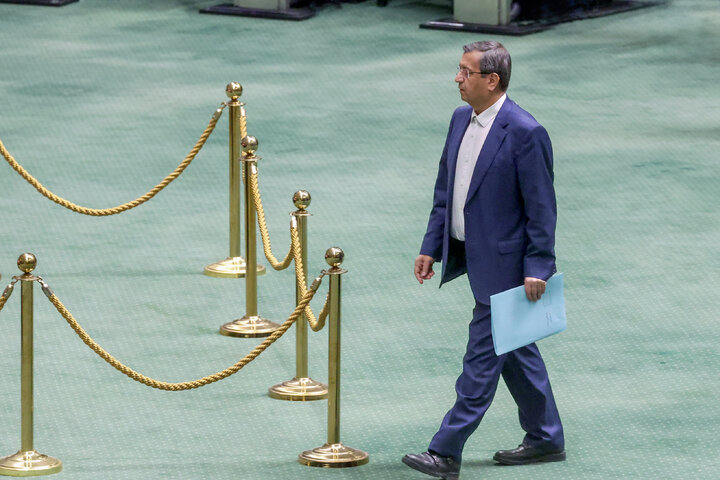 نمایندگان به وزیر اقتصاد اعتماد نکردند؛ همتی افتاد