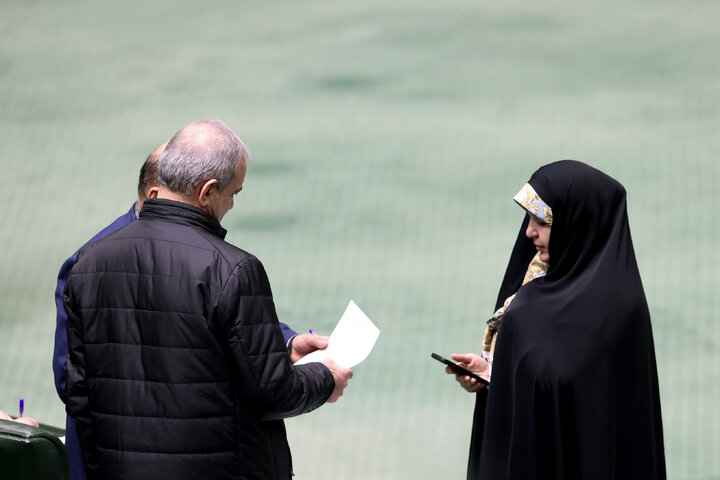 حضور در جلسه استیضاح وزیر امور اقتصادی و دارایی