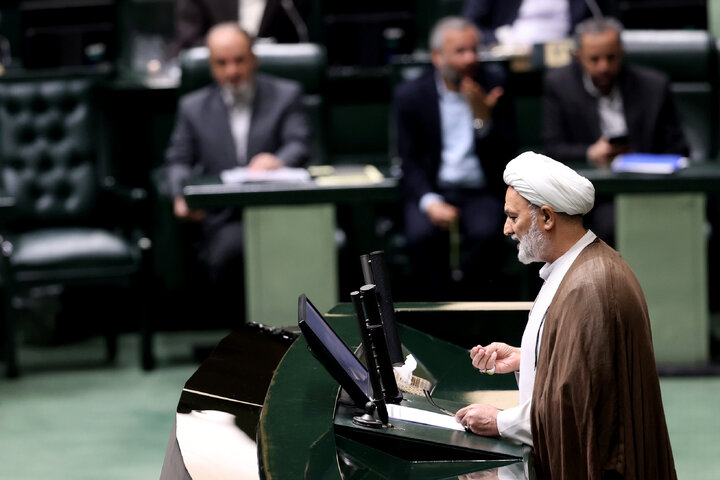 حضور در جلسه استیضاح وزیر امور اقتصادی و دارایی