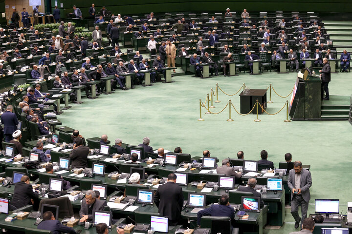 حضور در جلسه استیضاح وزیر امور اقتصادی و دارایی