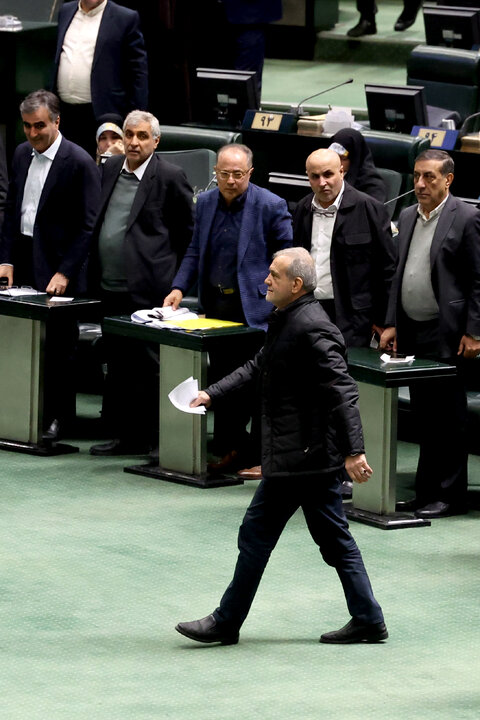 حضور در جلسه استیضاح وزیر امور اقتصادی و دارایی