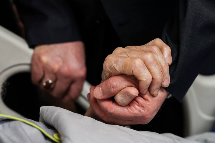 عیادت قالیباف از آیت‌الله نوری همدانی