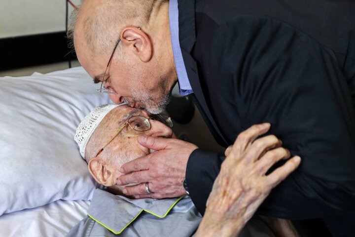 عیادت قالیباف از آیت‌الله نوری همدانی