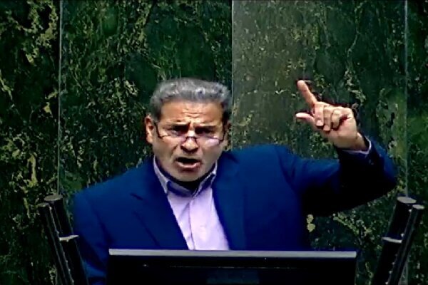 هادیان‌پور:  مدیری را برای پتروشیمی شازند نصب کردند که صلاحیت‌های لازم را ندارد.