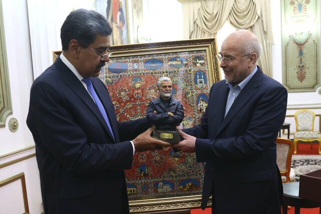 قالیباف هدیه خانوده شهید سلیمانی را به رئیس جمهور ونزوئلا تقدیم کرد