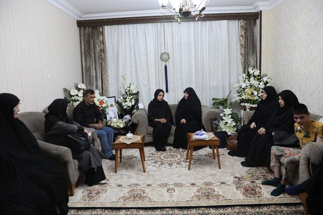  اعضای فراکسیون زنان مجلس با خانواده «الهه حسین‌نژاد» دیدار کردند