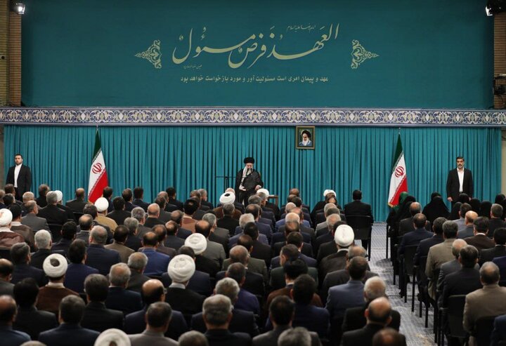 لحظه ورود رهبر انقلاب در جمع نمایندگان مجلس