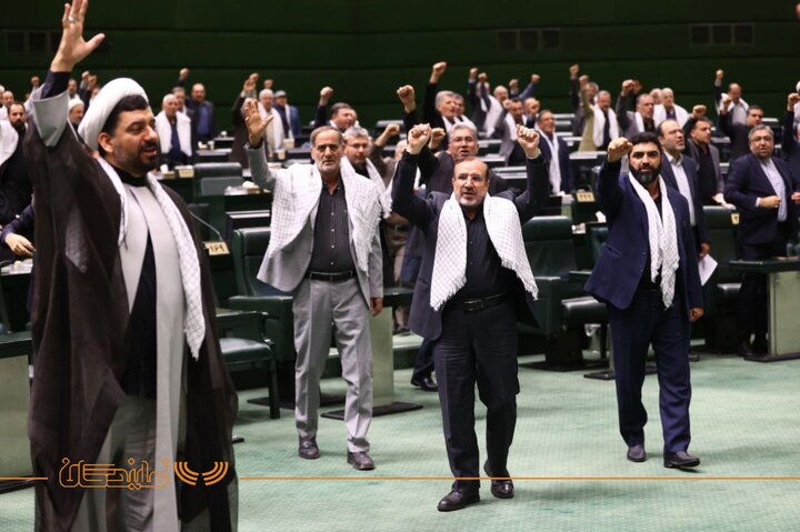 نمایندگان با مشت‌هایی گره کرده از مواضع رهبر انقلاب حمایت کردند