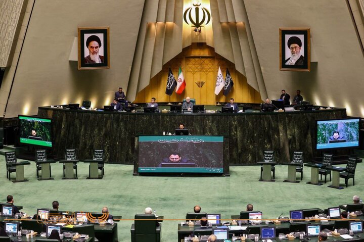 چینش متفاوت صندلیِ وزرا در صحن مجلس!