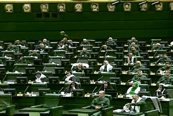 مجلسِ ۱۲ بهمن، رنگ سپاه گرفت