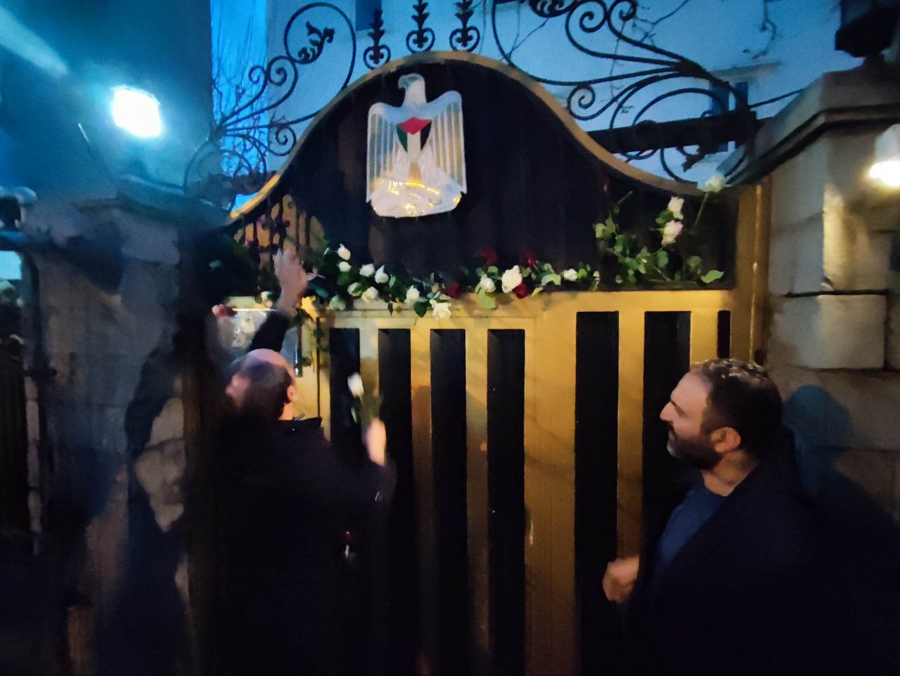 سفارت فلسطین گل‌باران شد/ تاکید فعالان حوزه مقاومت بر همبستگی با مظلومان عالم