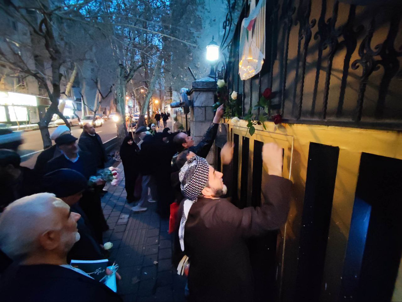 سفارت فلسطین گلباران شد/ تاکید فعالان حوزه مقاومت بر همبستگی با مظلومان عالم