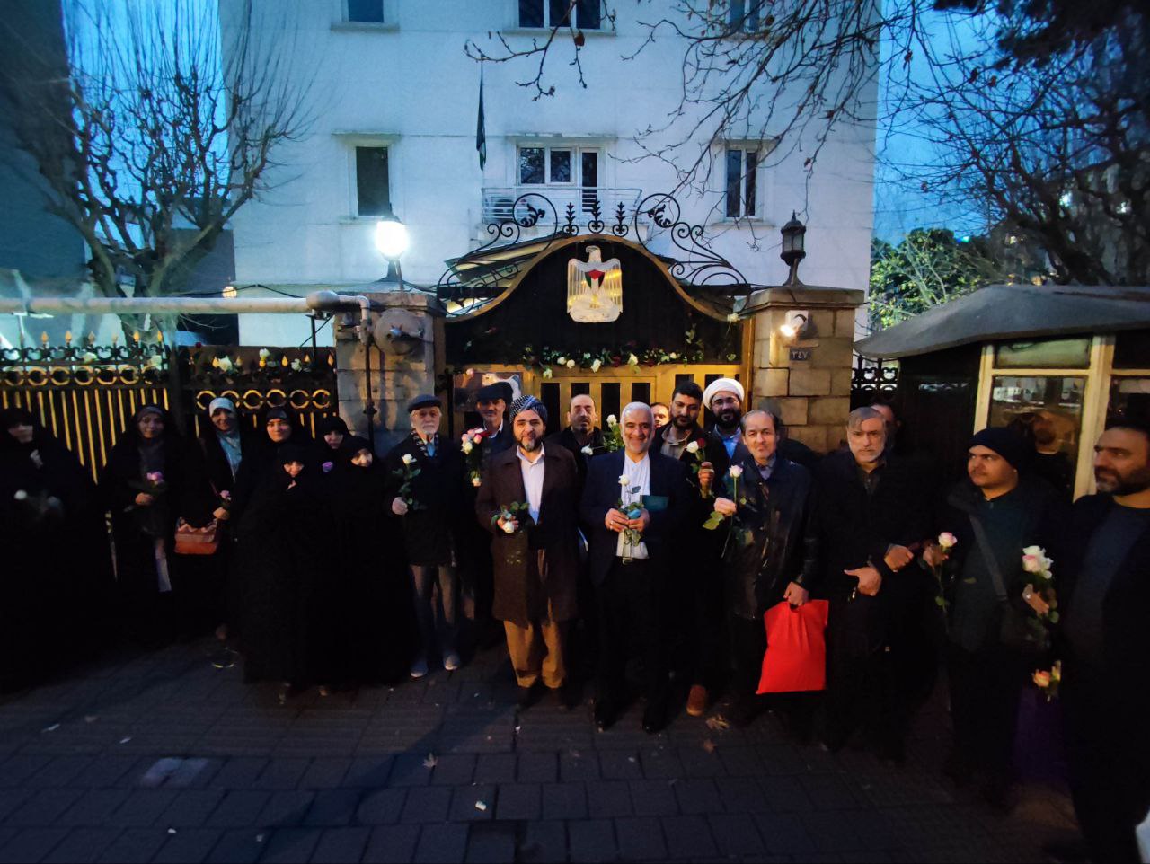 سفارت فلسطین گل‌باران شد/ تاکید فعالان حوزه مقاومت بر همبستگی با مظلومان عالم