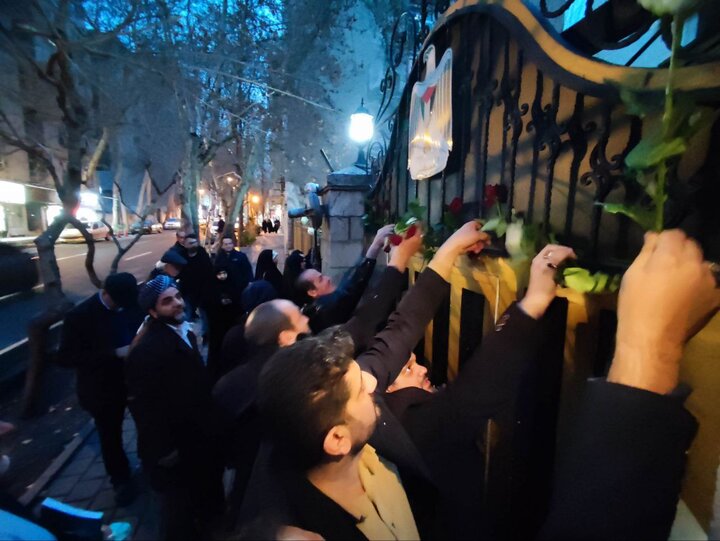 سفارت فلسطین گل‌باران شد/ تاکید فعالان حوزه مقاومت بر همبستگی با مظلومان عالم