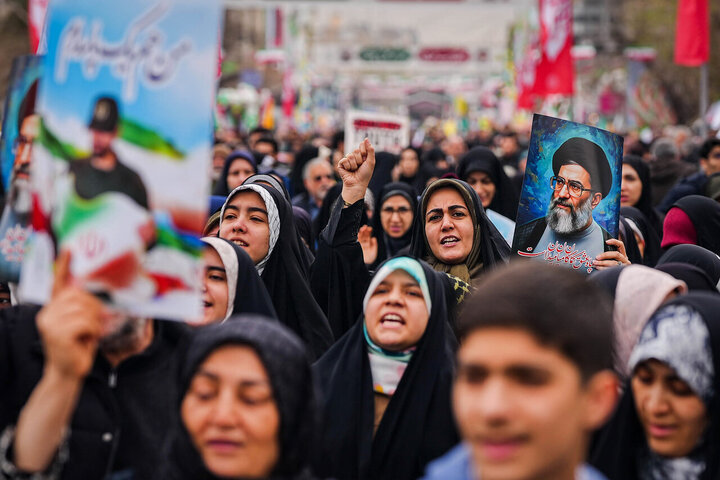 قالیباف در قلب حماسه ۲۲ بهمن/ قاب مشترک رئیس مجلس و ملت در جشن چهل‌وهفت سالگی