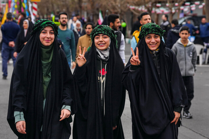 قالیباف در قلب حماسه ۲۲ بهمن/ قاب مشترک رئیس مجلس و ملت در جشن چهل‌وهفت سالگی