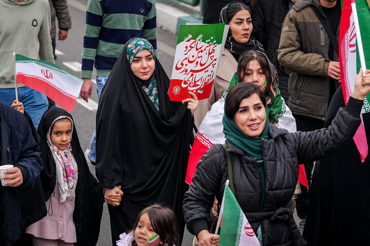 قالیباف در قلب حماسه ۲۲ بهمن/ قاب مشترک رئیس مجلس و ملت در جشن چهل‌وهفت سالگی