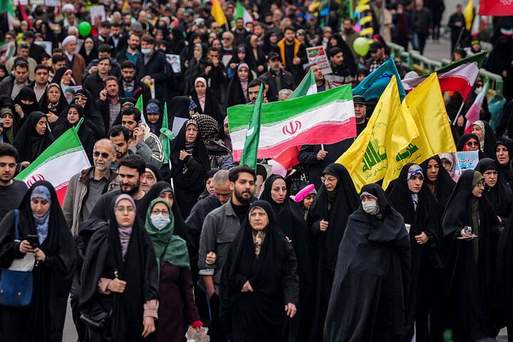 قالیباف در قلب حماسه ۲۲ بهمن/ قاب مشترک رئیس مجلس و ملت در جشن چهل‌وهفت سالگی