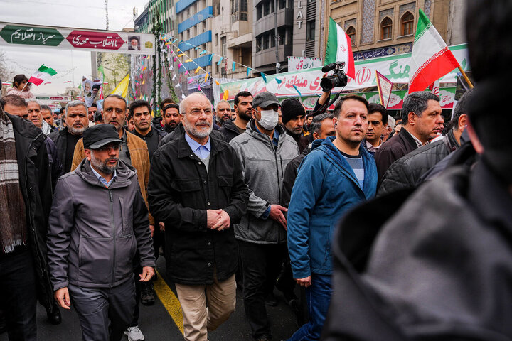 قالیباف در قلب حماسه ۲۲ بهمن/ قاب مشترک رئیس مجلس و ملت در جشن چهل‌وهفت سالگی